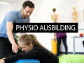 Physiotherapeut leitet Übung an. Ein spannendes sporttherapie studium mit Fokus auf praktische Ausbildung.