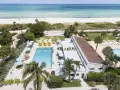 Traumhafter Poolbereich mit Blick auf den Strand. Perfekt für eine ef sprachreise, um Sonne, Meer und neue Eindrücke zu genießen.