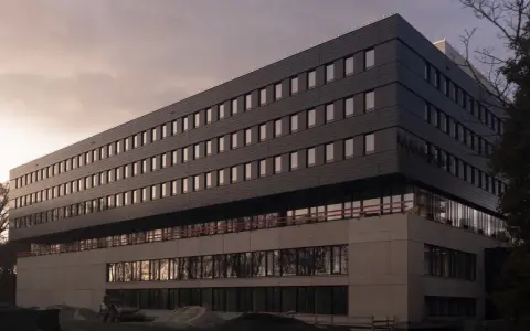 Neues Gebäude der Uni Bochum Jura im Bau, mit vielen Fenstern und moderner Fassade.