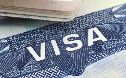 Ein US-Visum, das für ein Auslandspraktikum in den USA benötigt wird.
