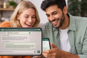 Ein Paar lacht, während es eine WhatsApp-Nachricht auf Deutsch liest. Sie schätzen die einfache Kommunikation, die ihnen die deutsche Sprache ermöglicht.