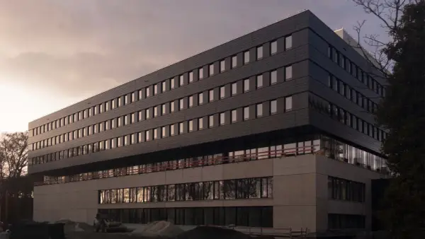 Neues Gebäude der Uni Bochum Jura im Bau, mit vielen Fenstern und moderner Fassade.